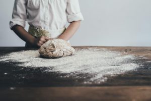Ciasto z owocami mrożonymi – smaczny deser z wykorzystaniem zamrożonych owoców