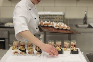 Meble gastronomiczne ze stali nierdzewnej- czym się cechują?