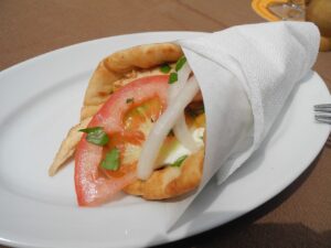 Kuchnia grecka w domu: Przepisy na gyros, moussakę i spanakopitę